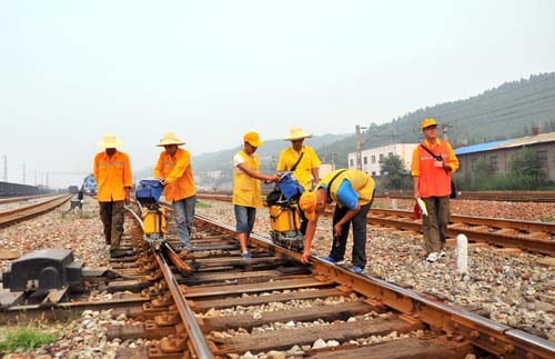 烈日下的鋼軌探傷工：晴天一身灰，雨天一身濕，全天一身汗